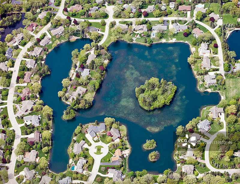 鸟瞰图的一个住宅发展周围的湖图片素材