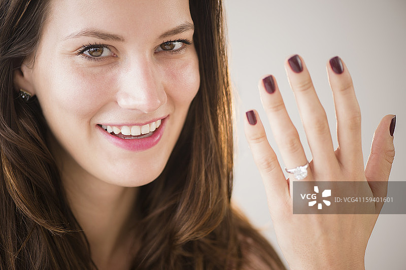 女人炫耀订婚戒指图片素材