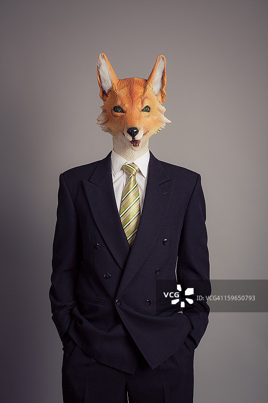 一个穿着西装的狐狸头人形图片素材