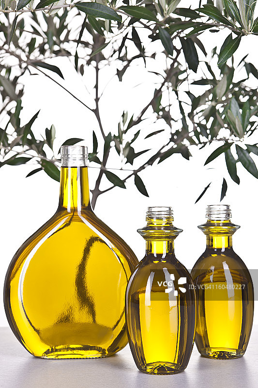 三瓶特级初榨橄榄油图片素材