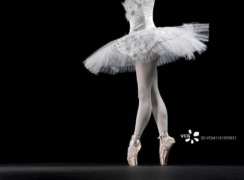 舞台上用脚尖尖跳的芭蕾舞者图片素材