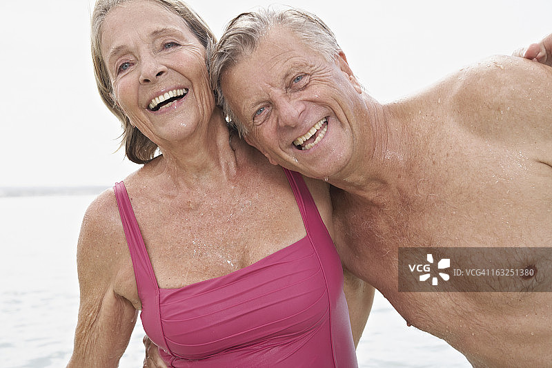 西班牙，沙滩上的老夫妇图片素材