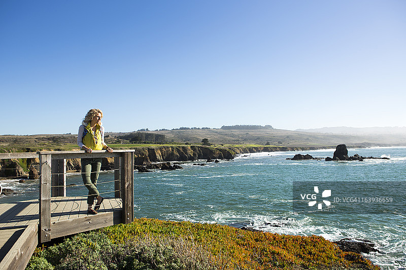 一位在加州海岸徒步旅行的女性。图片素材