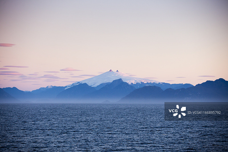 黄昏时分的海岸线和白雪覆盖的火山峰图片素材