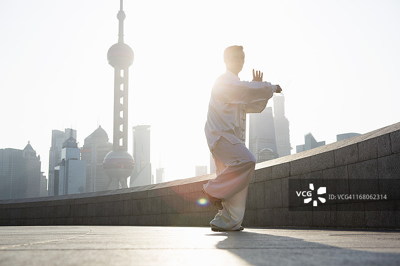 一名中国男子在上海练习太极图片素材