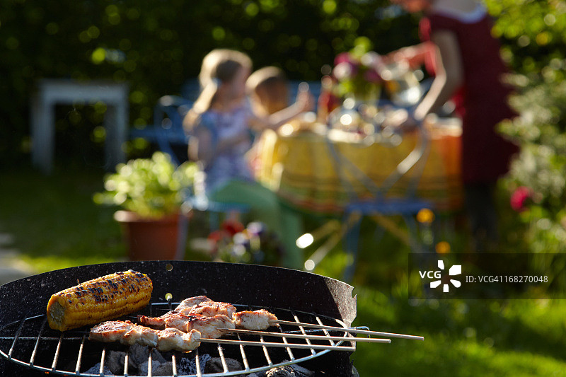 一家人享受轻松的夏日烧烤派对图片素材