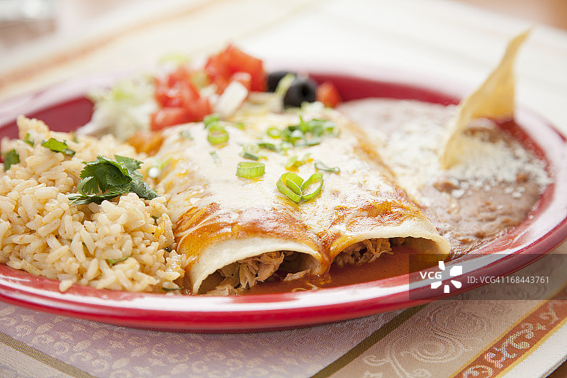 墨西哥食物:墨西哥牛肉卷饼，香菜饭和炸豆图片素材