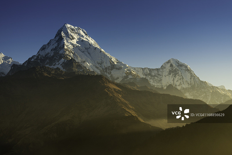山顶日出安娜普纳南喜马拉雅山尼泊尔图片素材