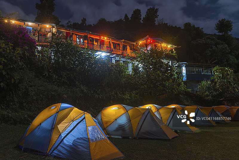 晚上，五颜六色的帐篷、帐篷、山间小屋图片素材