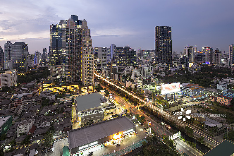 日落在曼谷的Silom区图片素材