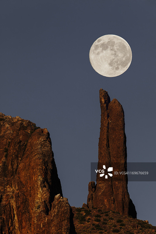 月亮升起在祈祷手形成在日落图片素材