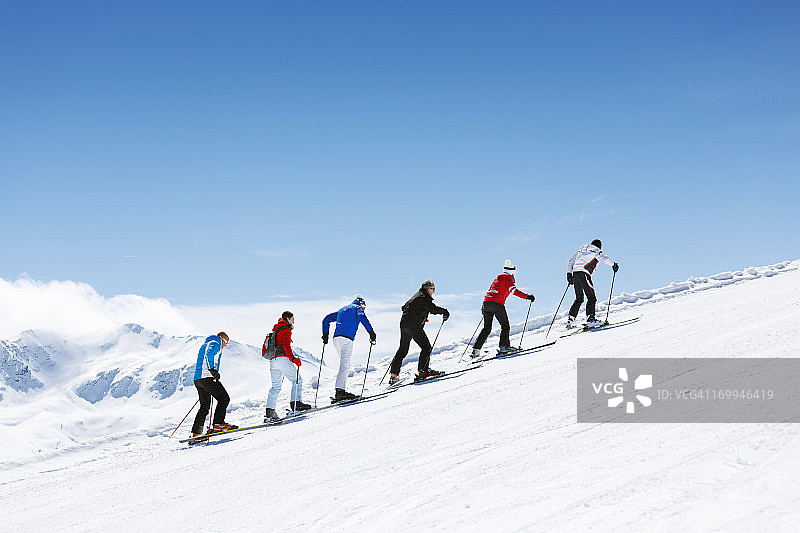 滑雪队爬到山顶图片素材