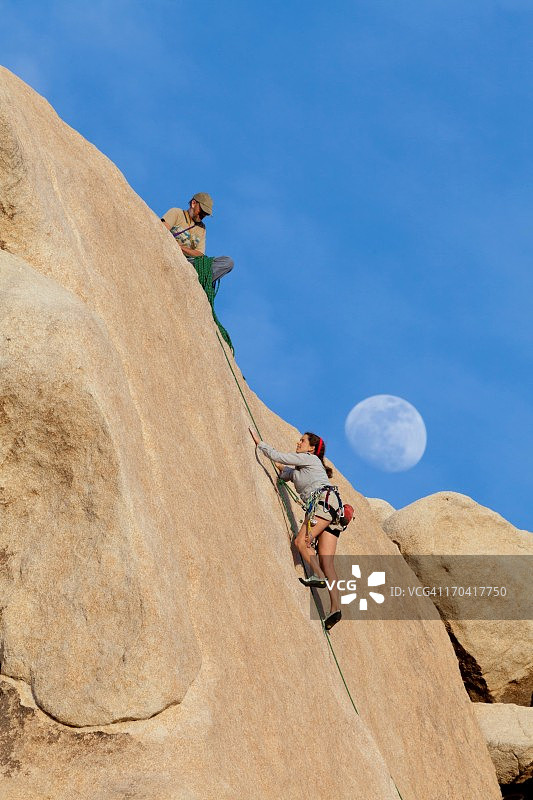 美国加州乔舒亚树国家公园，向上攀爬的女性图片素材