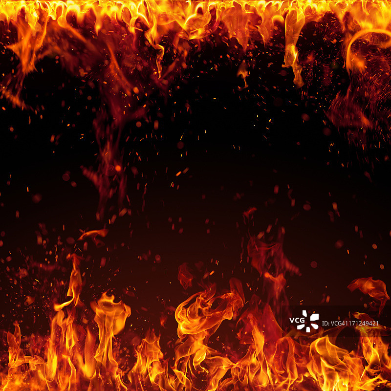 XXXL火与明亮的火花隔离在黑色背景图片素材