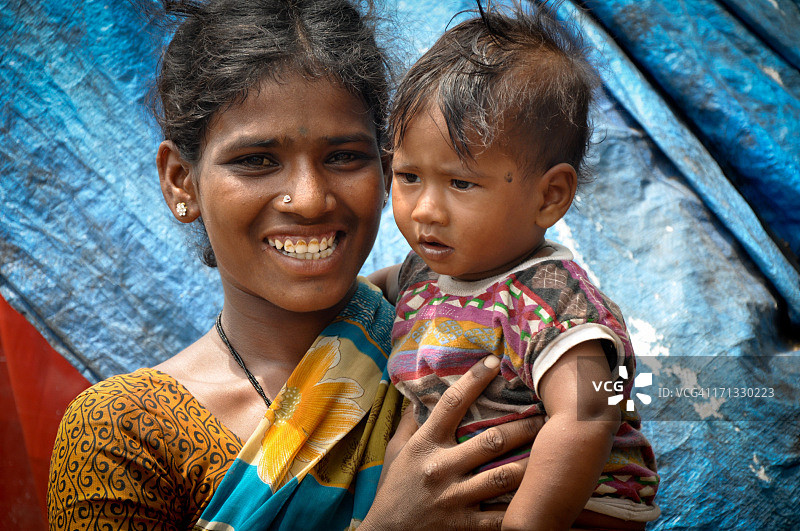 一位印度母亲高兴地抱着她的女儿图片素材