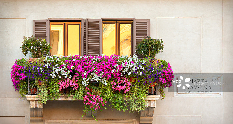 一个有各色鲜花的阳台图片素材