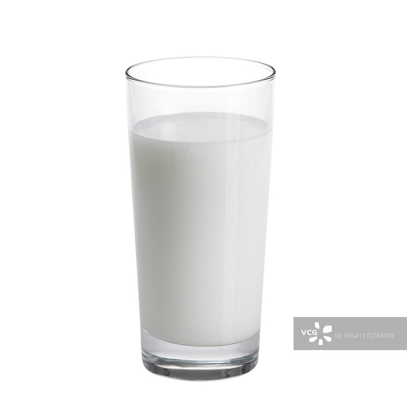 白色背景下的大杯牛奶图片素材