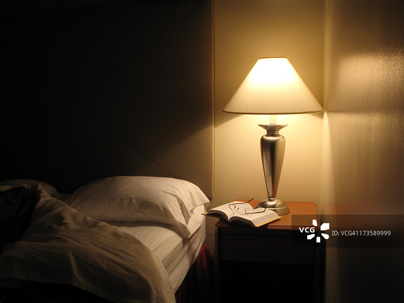 旅馆房间里的床被掀翻了图片素材