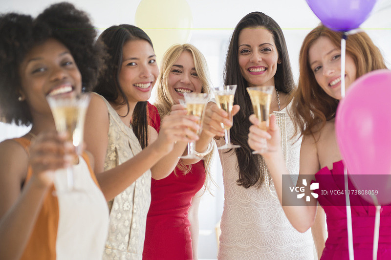 女人们在聚会上用香槟互相敬酒图片素材