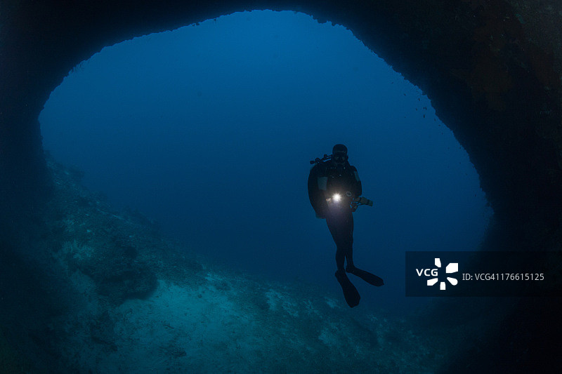 潜水员在一个山洞口图片素材