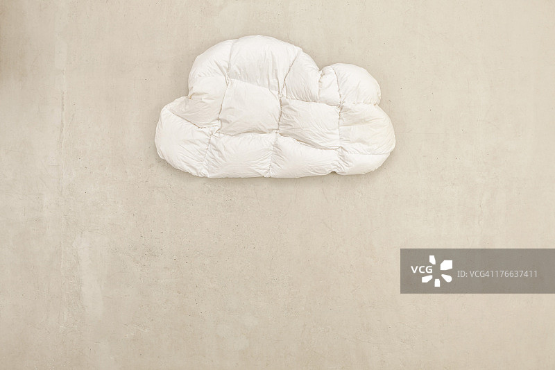 云状枕头，米色背景图片素材