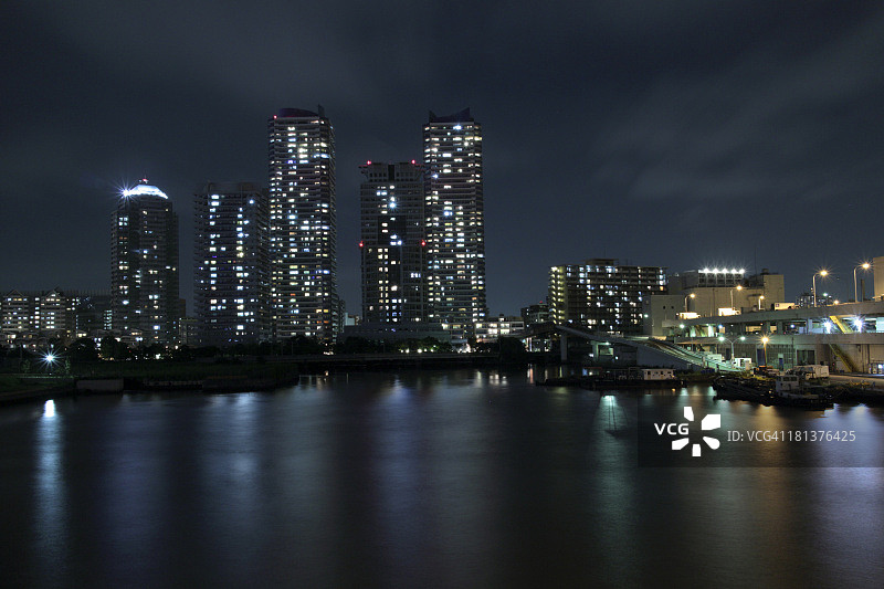 水边高层公寓的夜景图片素材