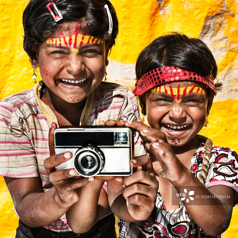 带着相机的印度女孩图片素材