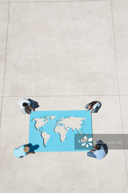 四个人在户外拿着世界地图图片素材