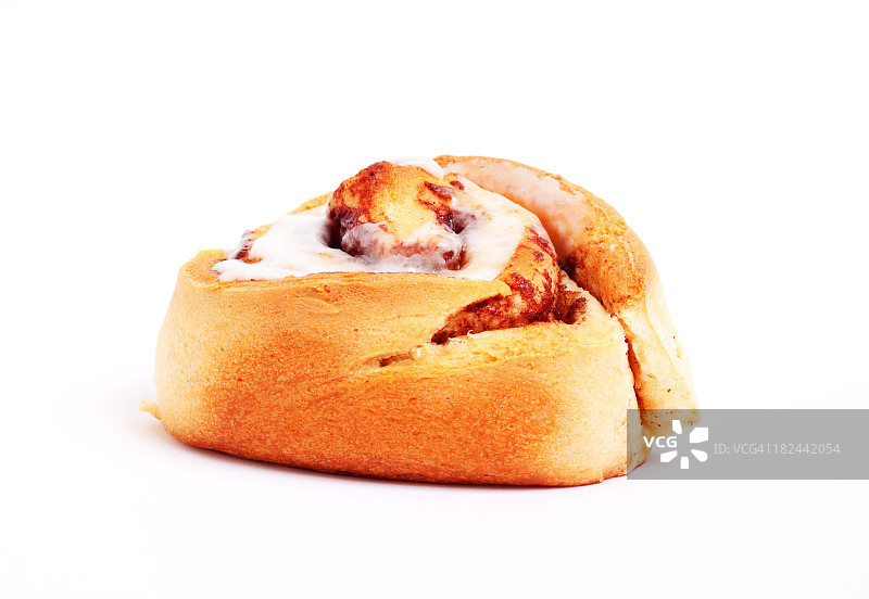 单一肉桂面包与糖霜的白色背景图片素材