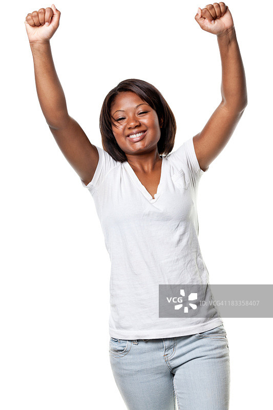 快乐的年轻女子举起双臂图片素材