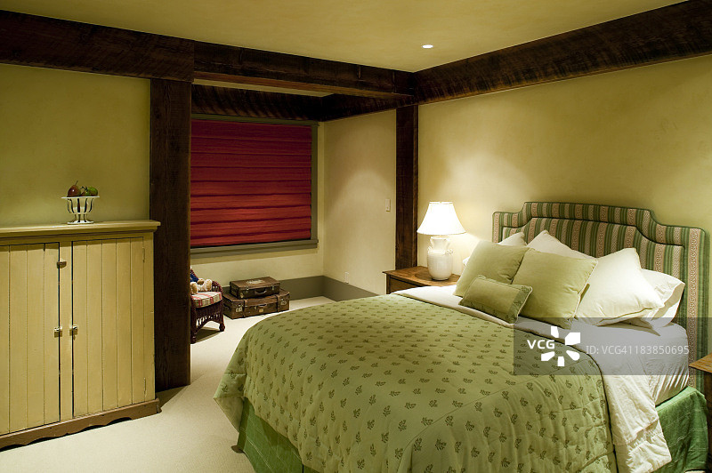 绿色主题的卧室装饰，红色罗马窗帘图片素材