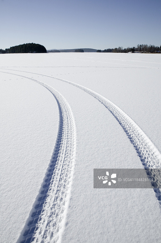雪地上的轮胎痕迹图片素材