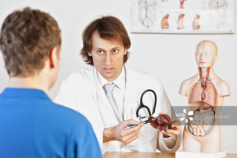 医生解释肝脏问题图片素材