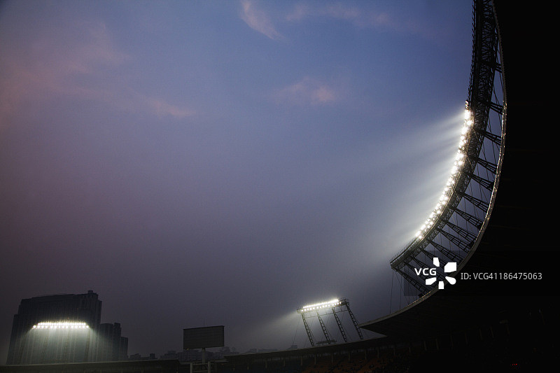 晚上，中国北京的体育场泛光灯图片素材