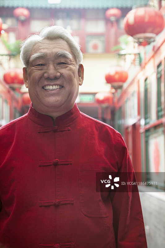 身着中国传统服饰的老人肖像图片素材
