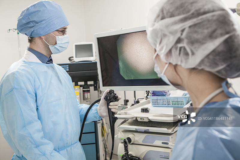 两名外科医生正在准备手术，检查医疗设备图片素材