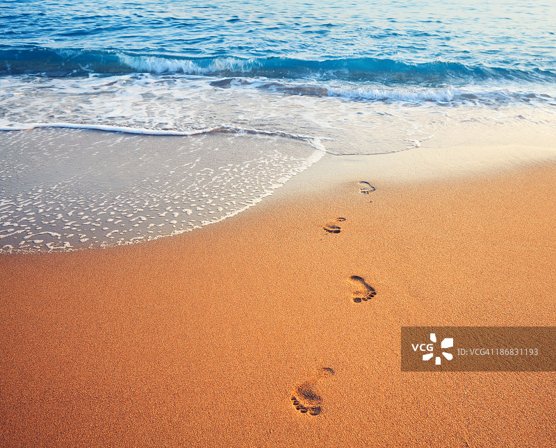 沙滩上的脚印图片素材