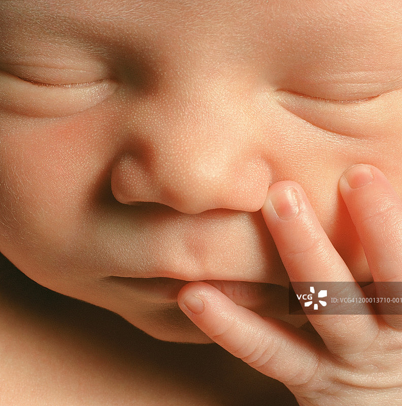 新生儿(0-3个月)，闭着眼睛，特写图片素材