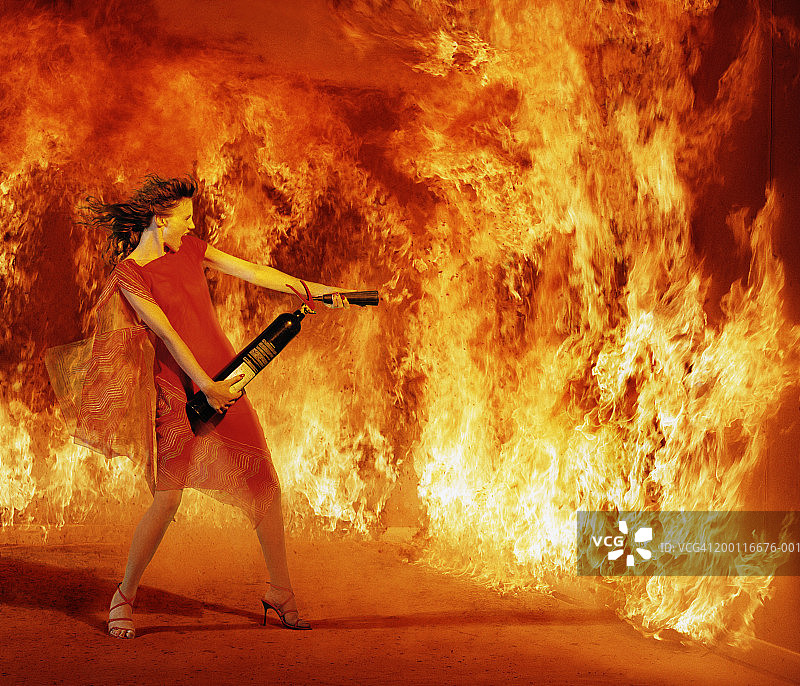 妇女手持灭火器灭火(数码合成)图片素材