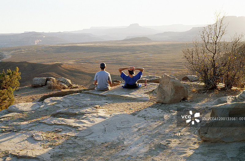 美国犹他州峡谷地国家公园，两名男子欣赏风景，后景图片素材