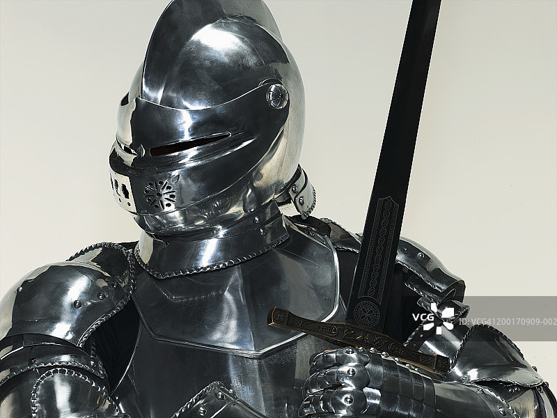 身穿盔甲，手持利剑的男子图片素材