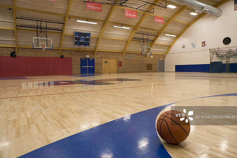 在体育馆的地板上打篮球图片素材