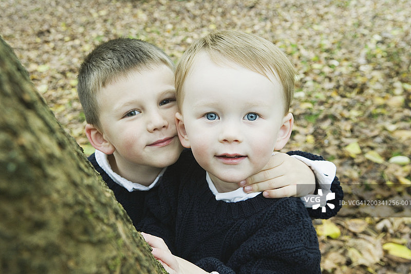 两兄弟(2-5)在树旁，秋色，画像，高视阔步图片素材