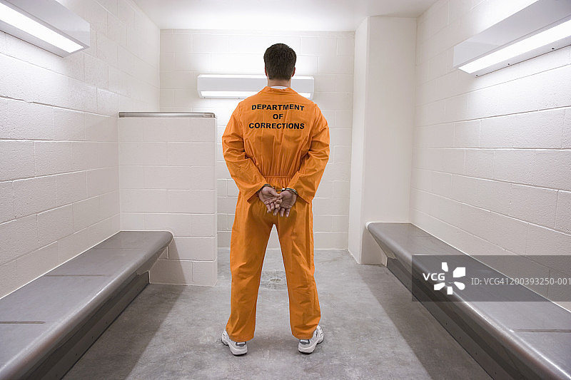 穿着囚服的人，站在拘留室里，后视镜图片素材
