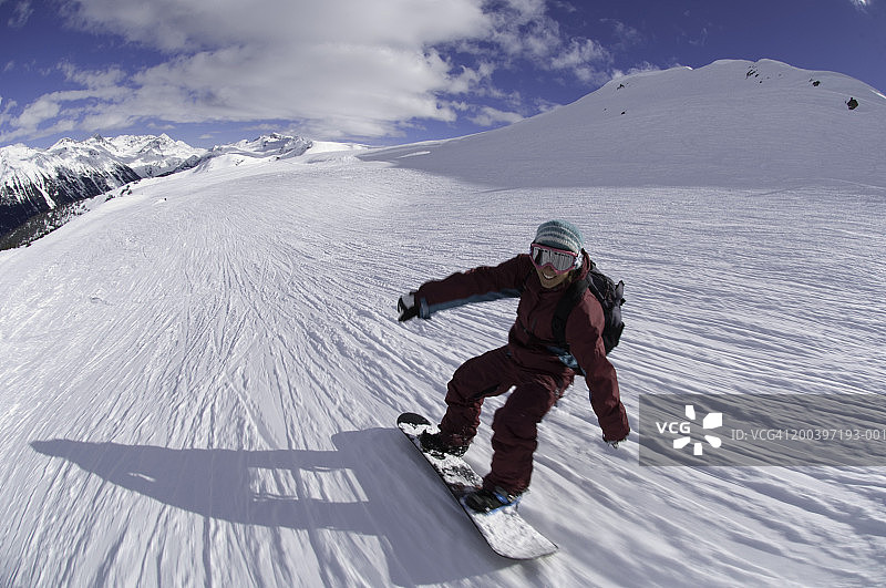 女子单板滑雪下山，微笑，肖像图片素材