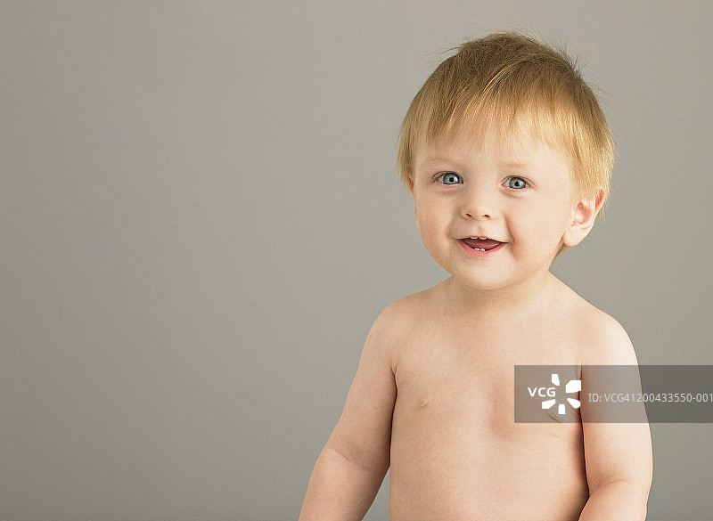 男婴(10-14个月)微笑，肖像图片素材