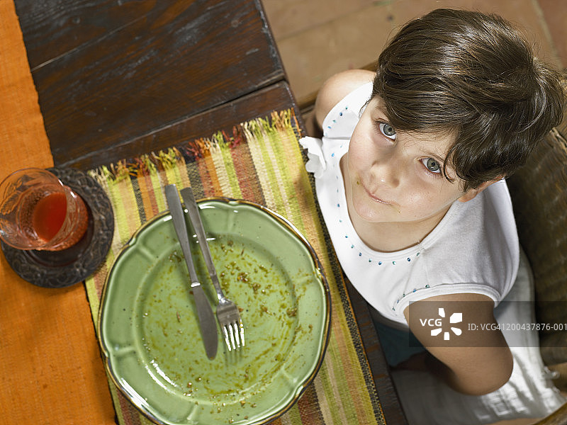 女孩(4-6岁)坐在餐桌旁，画像，俯瞰高处图片素材