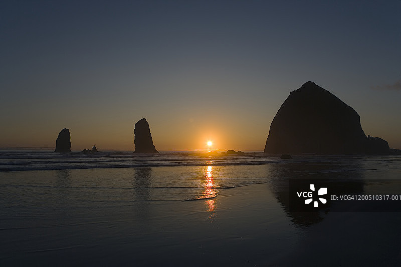 美国，俄勒冈州，坎农海滩，堆栈岩石在日落的剪影图片素材