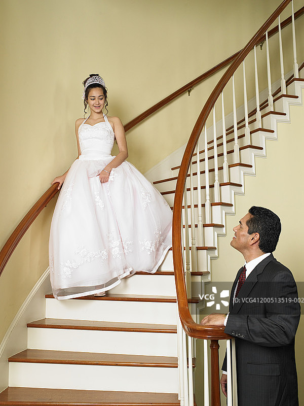 少女(14-16岁)穿着衣服走下楼梯到父亲身边图片素材