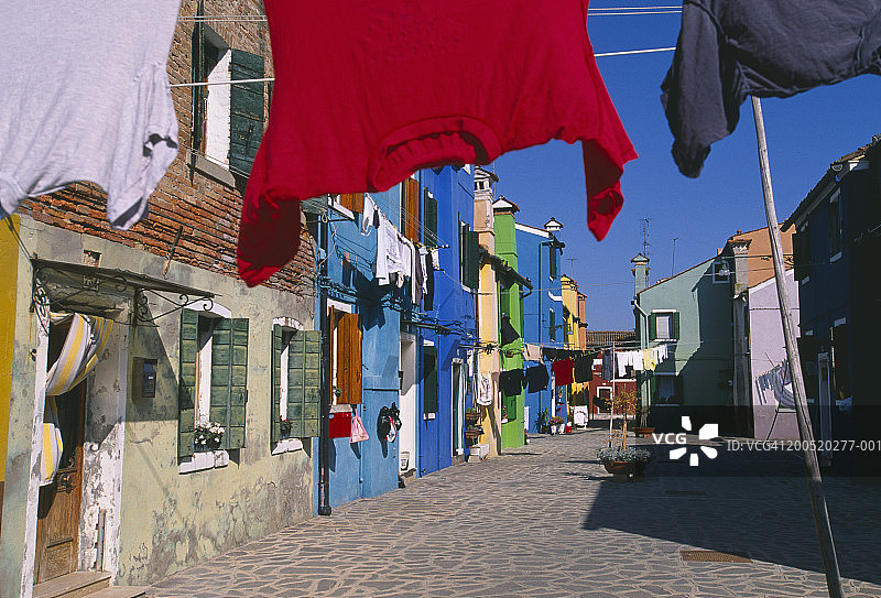 意大利，威尼斯，慕拉诺，在街上晾晒衣服图片素材